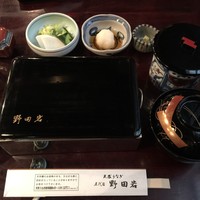 五代目 野田岩 麻布飯倉本店 - これからフタを取ります