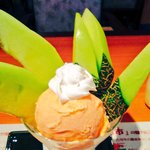 茨城マルシェ - 普通のメロンパフェでもやっぱりメロンはみ出てる