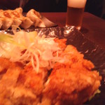 ザ・肉餃子　四川厨房 - 油淋鶏、奥は焼餃子