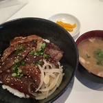 丼カフェ ドンドン - 極上カルビ丼(税込1000円、通常販売価格は税込1300円)+豚汁(税込100円)