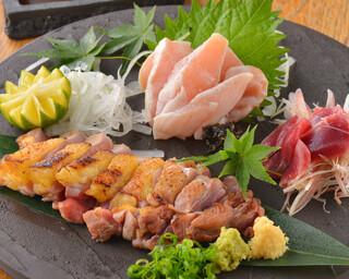 Torishou Takehashi - 新鮮な素材だからこその「鶏刺し盛り合わせ」。九州醤油と各種薬味でお楽しみ下さい。