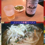 平良久亭 - 瓶ビールに熱々のニンニク味噌ラーメン