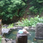 大平温泉滝見屋 - 今日はあいにくの雨。笠を被って入浴。
