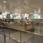 Ikea Resutoran - お店は広いカフェテリア方式で好きな料理をトレーに乗せて会計する方式です。
      