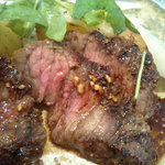 レロエ オヴェスト - 牛リブロースのタリアータ（野菜とチーズを避けると牛肉登場）