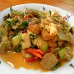 タイ料理居酒屋　剛 - 海老と野菜の炒め物。