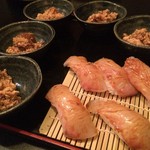 活魚料理 いし田 - お通しに漬けの握りとは、非常に素晴らしいセンスです。