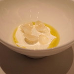 カンテサンス - 塩とオリーブ油が主役　山羊乳のバヴァロワ