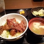 ぴこぴこ精肉店 - 日替りランチ500円 ～トロトロ国産黒毛和牛使用～トロトロ牛スジ丼 