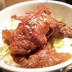 ぴこぴこ精肉店 - 日替りランチ500円 ～トロトロ国産黒毛和牛使用～トロトロ牛スジ丼 