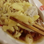 中華そば ムタヒロ  - 冷たいスープ（氷入り）の中にちぢれ太麺