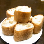 肉グリル＆イタリアン酒場 牛まる - つきだしはバゲットｗ￥３７８（税込）