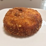 粉とクリーム - 惣菜パソはカレーかウインナーにかぎる。  カレープリタツ、お値段以上の満足度。イイね！  自宅にて。