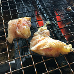 ろばたやき山ろく - ぷりぷりの塩ぼんじりを焼きやき〜♪