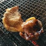 ろばたやき山ろく - 地鶏、良い感じに仕上がってきましたよ〜