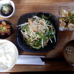 Raisukyouwakoku - 今週の気まぐれ定食はゴーヤチャンプルです。ゴーヤ、豚肉、豆腐、もやし、ニラ、卵等を炒めた逸品です。ゴーヤの苦味を旨さにするのは、さすがです。夏にぴったりのランチです。御馳走様でした。