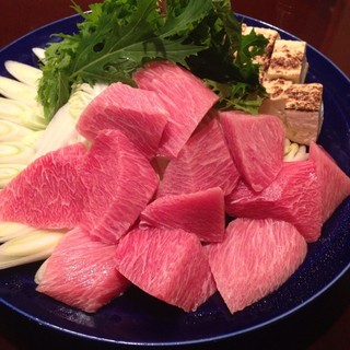 蔬菜和金枪鱼的肥肉。江户人喜爱的“葱段金枪鱼火锅”令人赞不绝口...。
