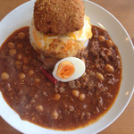 OKANO CURRY - ひよこ豆とスパイシーラム肉のキーマカレー。辛さ5。とろとろ玉子、メンチカツをトッピング。