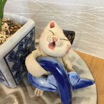 うなぎ亭 友栄 - ニャンコが青鰻を抱えた置物♡かわいい（≧∇≦）