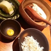 魚匠 銀平 心斎橋店 - ランチ定食の温豆腐、釜茹でシラス、白菜の漬物
