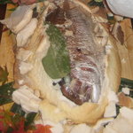 亀清 - 塩竈をわると、なかから大きな鯛。そのかぐわしい香りに一同大喝采でした。