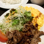 TAPEO - 牛玉ランチ。写真では皿の大きさがわからないが。