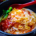 めだかタンタン - 期間限定で「ビビン冷やしそば（880円）」なるものを出していた。このお店は本当にはずれがない。あまからいスープが細麺によく絡みます。温玉がまろやかさを演出。クラゲの食感もいい感じ♡【2015年7月4日撮影分】