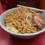 ラーメン二郎 - ジェンメンテキにかき混ぜて    豚を丼の底からサルベージ。スープがないので、わりと食べやすく感じた。かなり濃いと思うので、カラメコールは慎重に