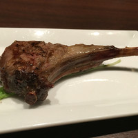 ワカヌイ グリル ダイニング バー 東京 - 前菜のラムチョップ