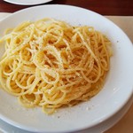 トラットリア インコントロ - チーズと黒コショウのスパゲッティです。