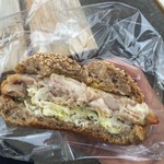 ダンデリオン - ジューシーチキンステーキサンド内。