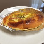 粉とクリーム - 惣菜パソはカレーかウインナーにかぎる。  そのどちらも満たす一品。もちろん良い    自宅にて。