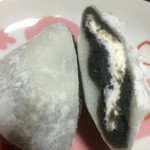 妙ちくりん - 黒ごま生クリーム大福(外観)【料理】