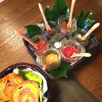 山ごぼう - 野菜や赤米酵母の自家製パン、自家製カッテージチーズと不知火のマーマレード、トマト、巨峰、林檎、キーウィ、イチゴのジャム