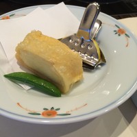 梅の花 本町店 - 豆腐を湯葉で巻いて揚げたお料理。レモンとお塩で頂きます
