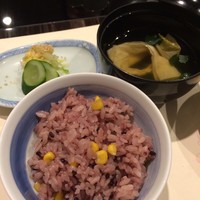 梅の花 本町店 - とうもろこし入り雑穀米。お漬物と湯葉入りすまし汁