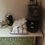 水海園 - セルフのコヒーは、お店の入り口の左側にありますよ♬
