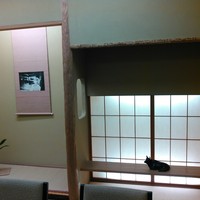 荒井屋 万國橋店 - 個室・明り取りの棚に牛オブジェ