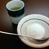 荒井屋 万國橋店 - デザートのゆずシャーベットとお口直しの煎茶