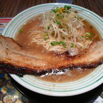 「魚介豚骨」チャーちゅるヒゲじい（白ネギチャーシュー麺）　１０５０円