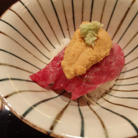 にくの匠 三芳 - 軽く温めたサーロイン、紫雲丹、みょうが、ふき、を御飯に乗せて