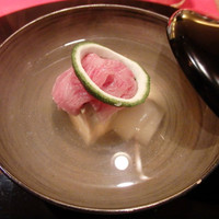 にくの匠 三芳 - 神戸牛みすじ、大原鮑の御椀。キリっとしているお出汁。御椀の吸い地の余熱で肉に火が通る。