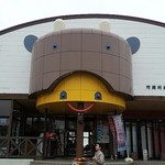 道の駅十三湖高原・トーサムグリーンパーク - 建物入り口(牛！？)