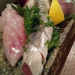 旬魚旬菜まるとび - 左がこち、右が鰯…見てくださいこの鰯、いい脂が出てます！