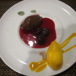 サラマンジェ ド ヨシノ - デセールはマンゴーのアイスとショコラのデザート　チェリー添え
