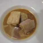 サラマンジェ ド ヨシノ - 鰆とイカのスープ仕立て　魚料理　このスープ、魚介の旨みがぎゅっと濃縮！！