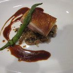 サラマンジェ ド ヨシノ - 川俣軍鶏　その下はつや姫のリゾット風。香ばしい香りにノックアウト寸前でした。これ前菜２です。