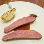 御影 ジュエンヌ - 河内鴨肉のローストと淡路の玉ねぎのローストに自然の胡椒とオリーブペッパーを添えて