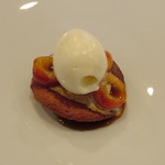 御影 ジュエンヌ - マドレーヌとキャラメリゼされたサクランボとアイスクリーム