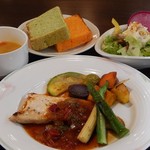 土田畑名人 福造ダイニング - 地魚のポワレ・トロカジキの夏野菜風味。手作り野菜パン、サラダ、スープ付き